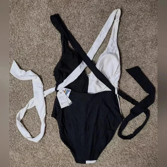 Time and Tru Black and White Colorblock one piece Swimsuit - Picture 5 of 12